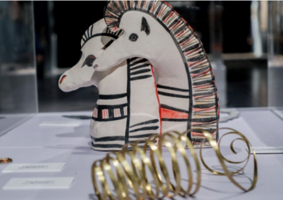 Εικονική περιήγηση στην έκθεση «ΔΙΑΧΡΟΝΙΕΣ»!