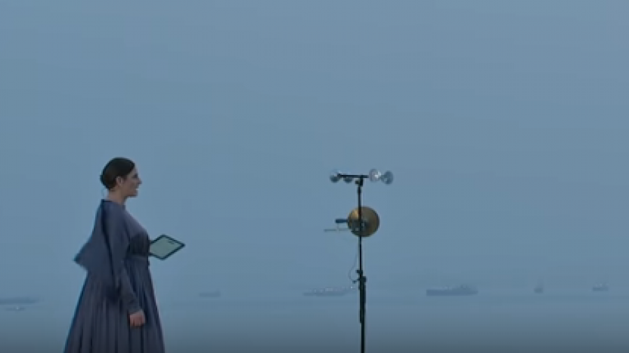 "Μια μετέωρη κυρία"